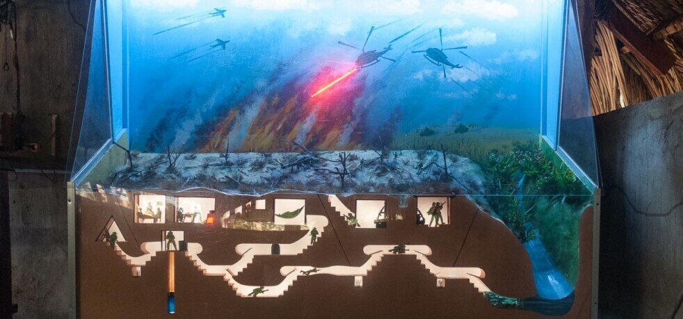 Un plastico che proietta elicotteri e aerei che bombardono il territorio vietnamita mentre si notano i tunnel sotterranei che non vengono colpiti.