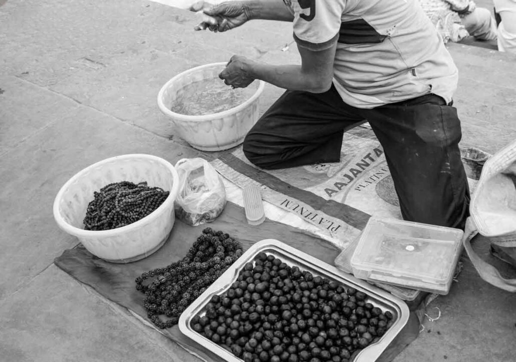 Venditore di semi e collane di Rudraksha.