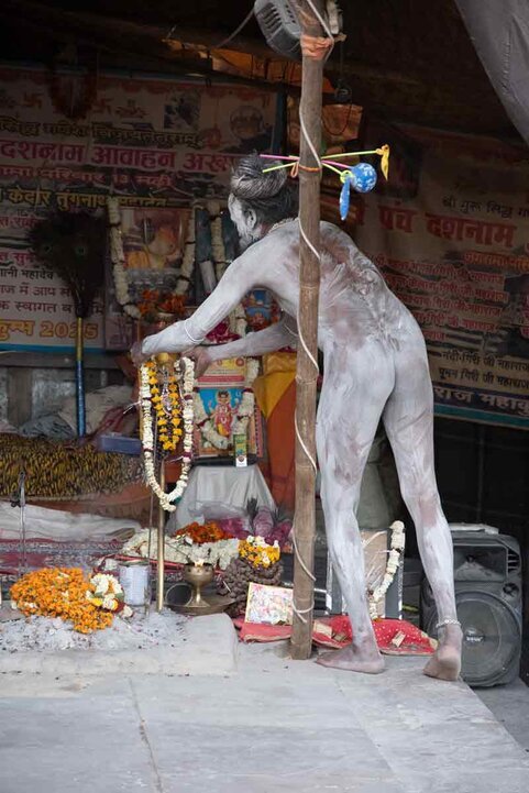 Santone nudo a Varanasi Un santone svestito a Varanasi.