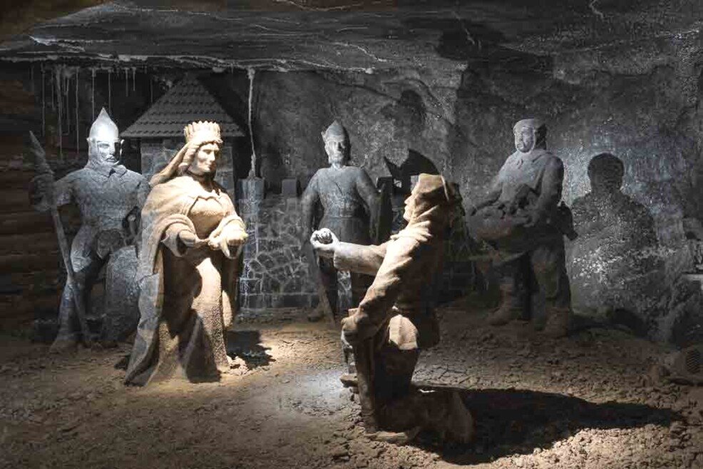 Wieliczka Camera di Janowice Cinque statue costruite col sale che rappresentano una scena derivata da una leggenda.