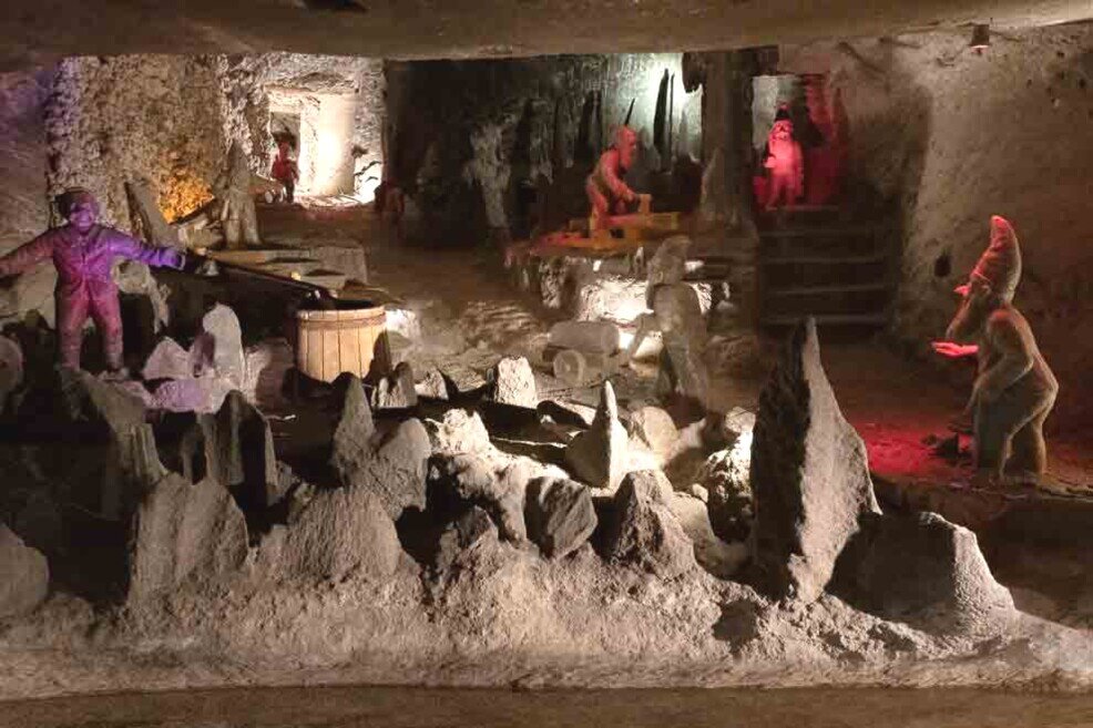 Il pozzo Cunegunda con statue di nanetti Statue di nanetti al lavoro nella minera di Wieliczka.