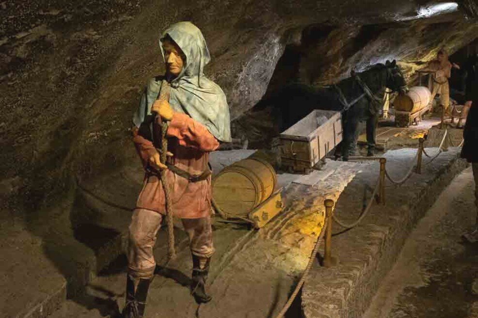 Wieliczka Sala Sielec Figura umana realistica di un minatore che train a a mano il carico di sale.