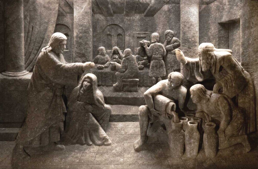 Scultura in sale delle Nozze di Cana nella Cappella di Santa Kinga a Wieliczka, con Gesù e i commensali a tavola e servi in primo piano che versano acqua da grandi anfore.