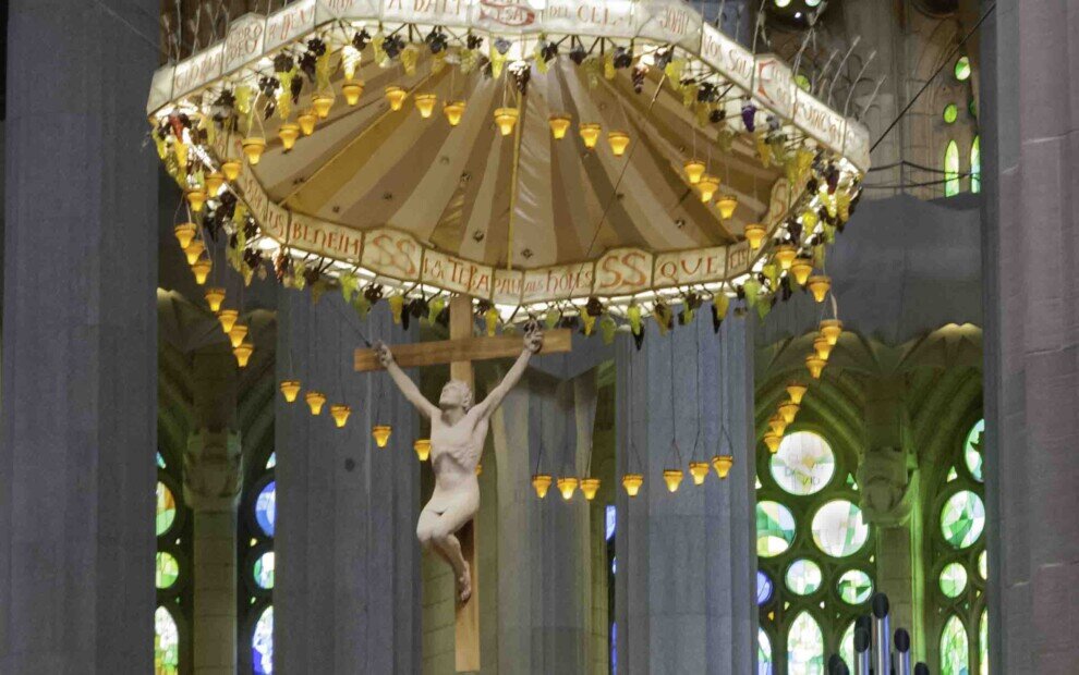 Sagrada Familia crocefisso La Sagrada Familia è un luogo fatto per commemorare la riparazione dei peccati fatti contro Dio o le leggi della Chiesa. Il lavoro viene finanziato direttamente dalle donazioni fatte dai visitatori e dal pubblico, il che spiega il suo lento progresso nella costruzione. La costruzione continua ancora oggi e il suo completamento è previsto per il 2026 , una data simbolica del centenario della morte di Antoni Gaudí.
