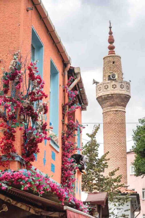 Scorcio di Balat con un minareto sullo sfondo.