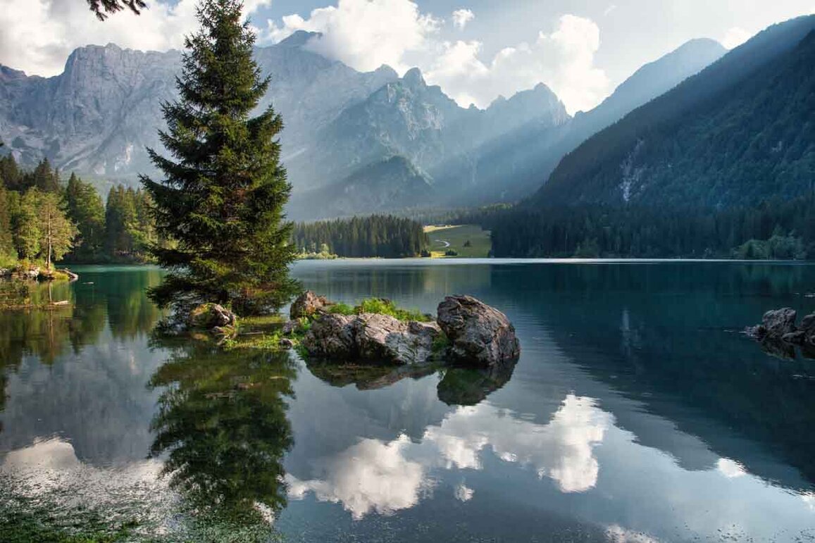 Riflessi sull'acqua del Lago di Fusine.