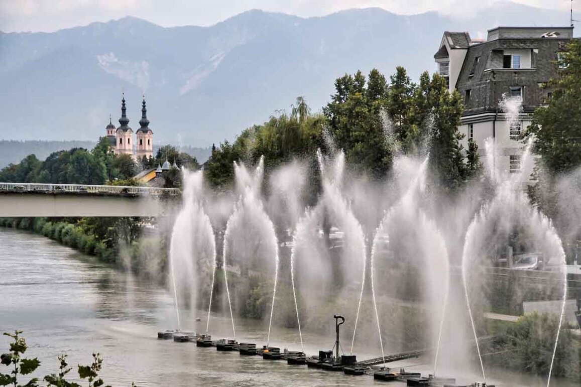 Alti zampilli d'acqua sul lago di Villaco.