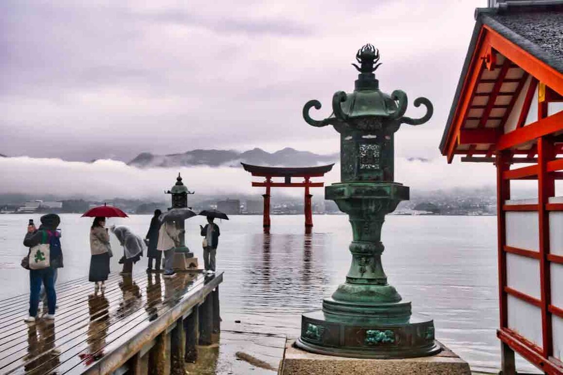 Un torii rosso che spunta dal mare nell'isola di Miyajima.